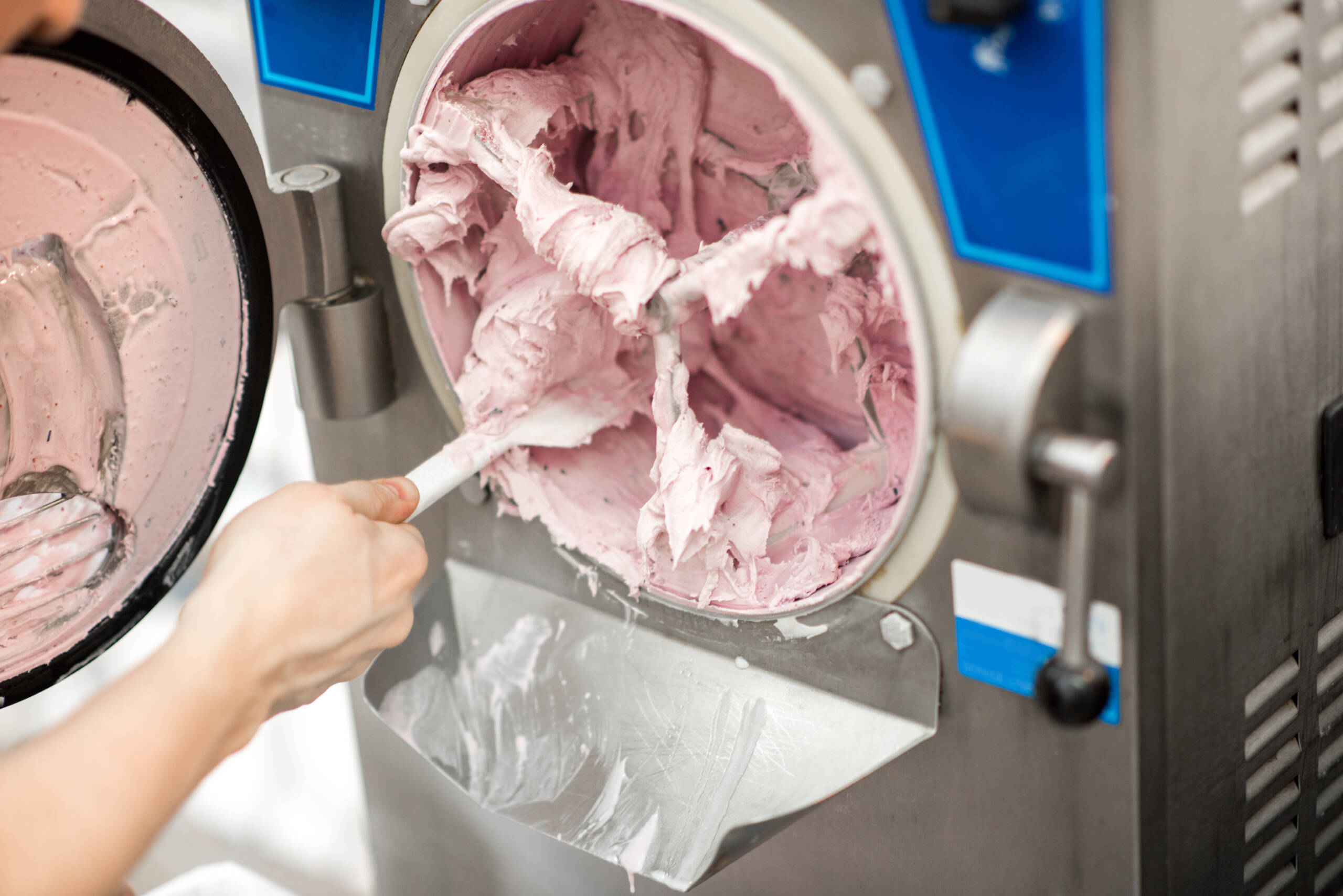 Cleaning ice cream maker machine helados